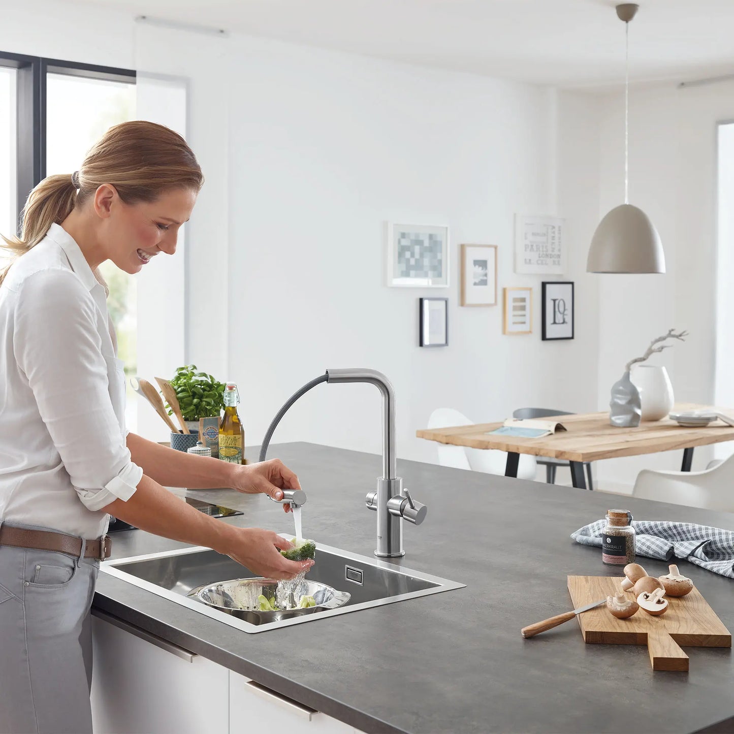 Mitigeur de cuisine Grohe Blue à bec douchette extractible, un jet (6,6 L/min), avec eau réfrigérée et eau pétillante - 31608