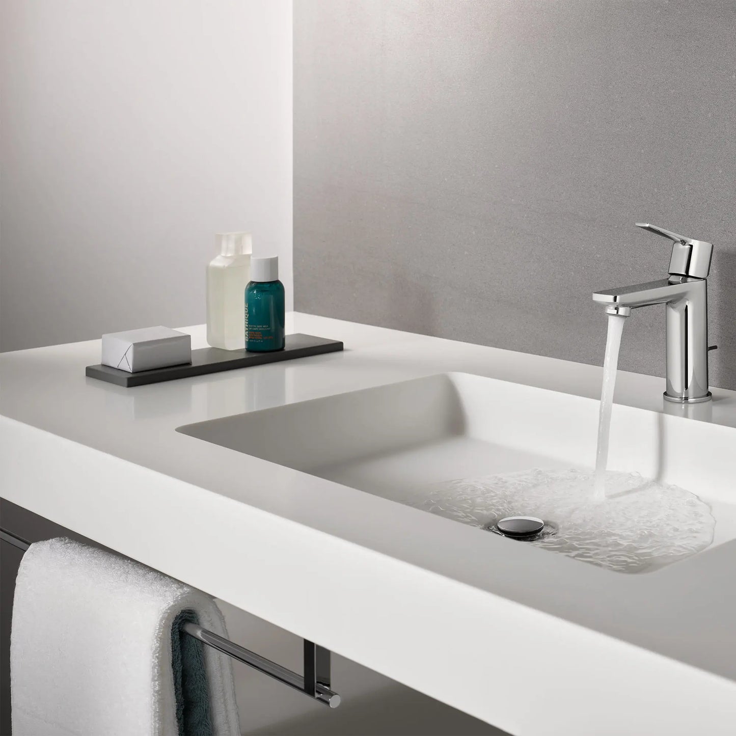 Grohe Essentials Cube 24" Towel Bar - 40509