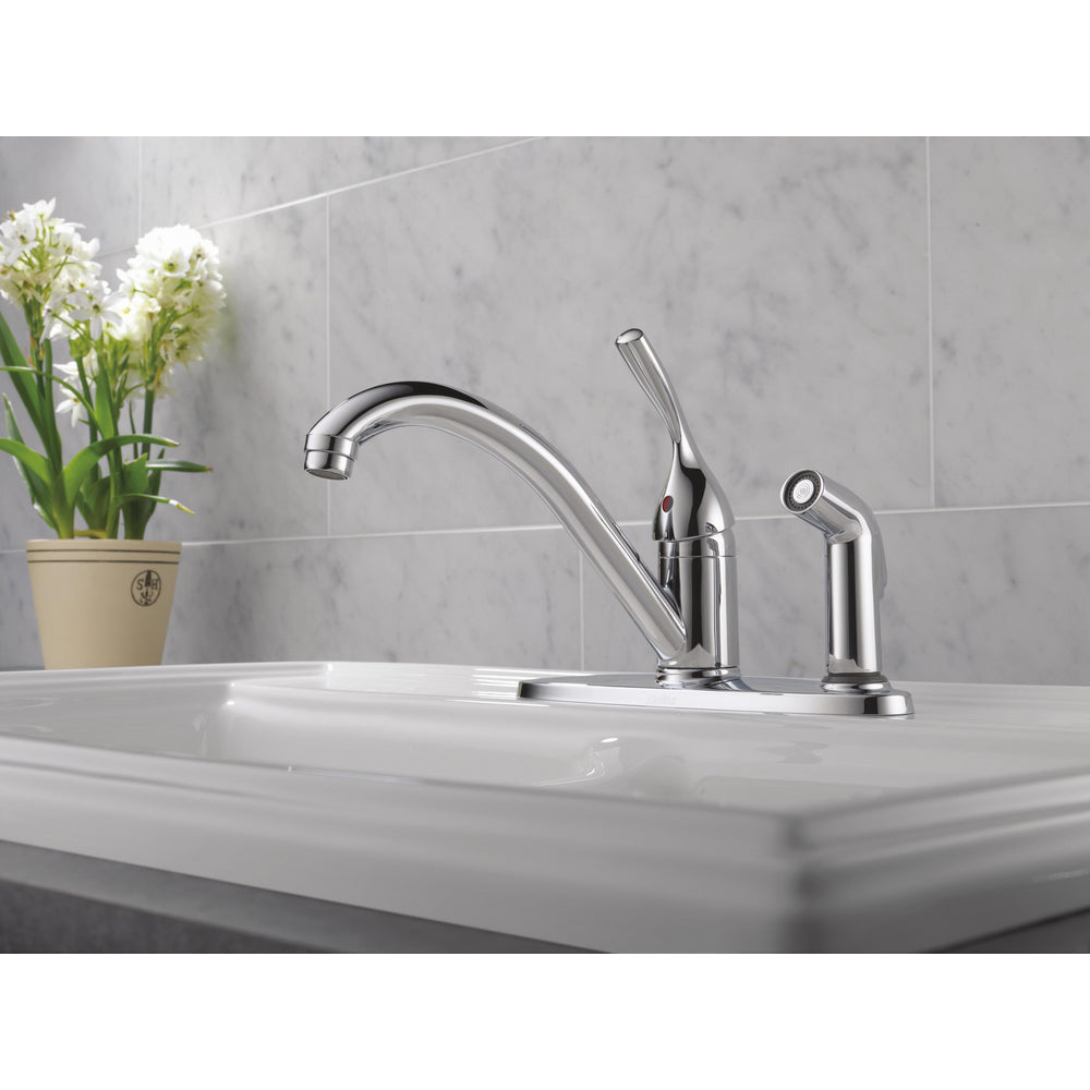 Robinet de cuisine Delta Classic à poignée unique avec pulvérisateur intégré - 300-DST