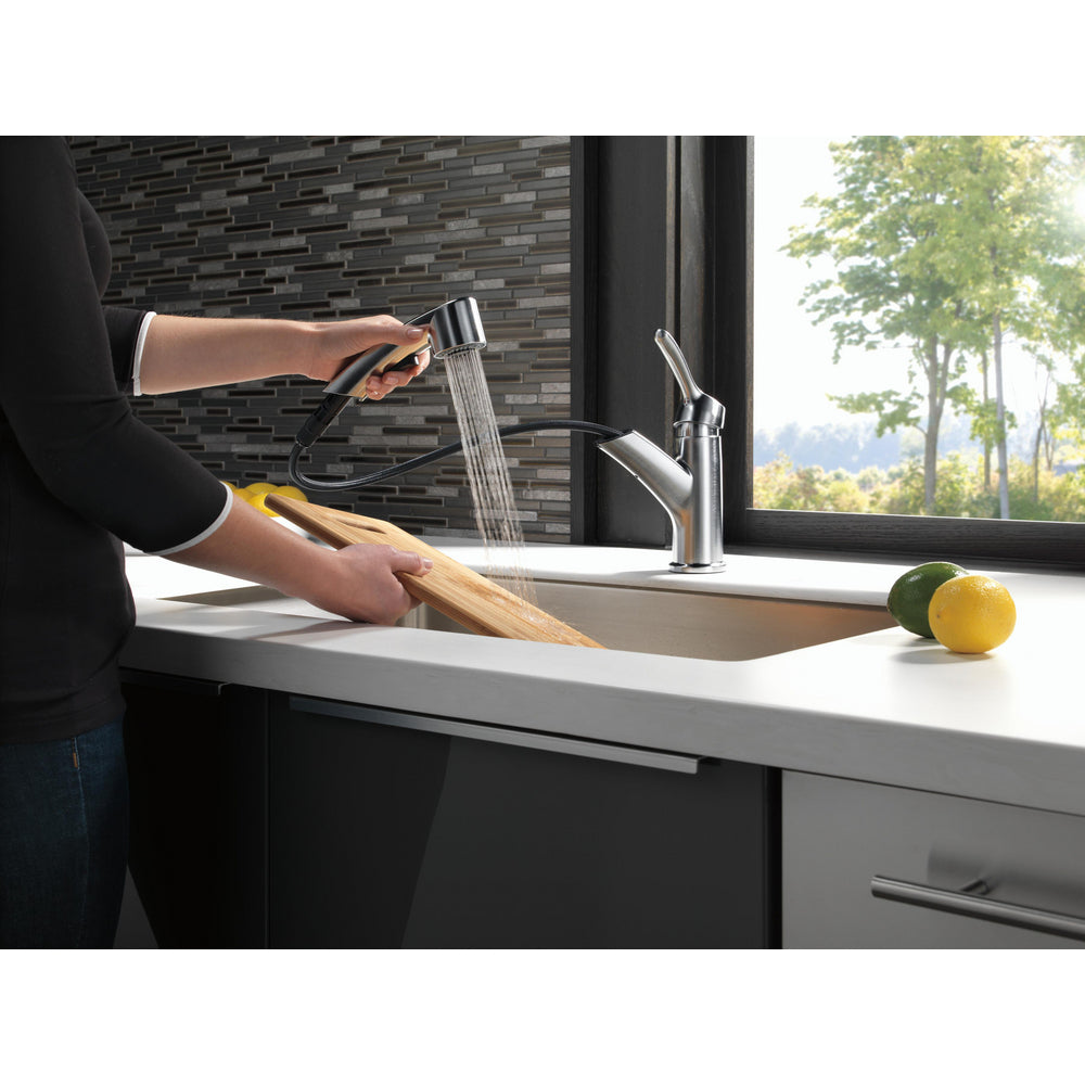 Delta Collins Single Handle Pull-Out Kitchen Faucet - 4140