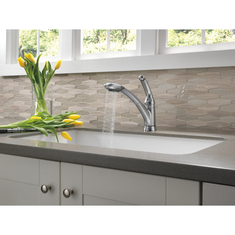 Delta Signature Single Handle Pull-Out Kitchen Faucet