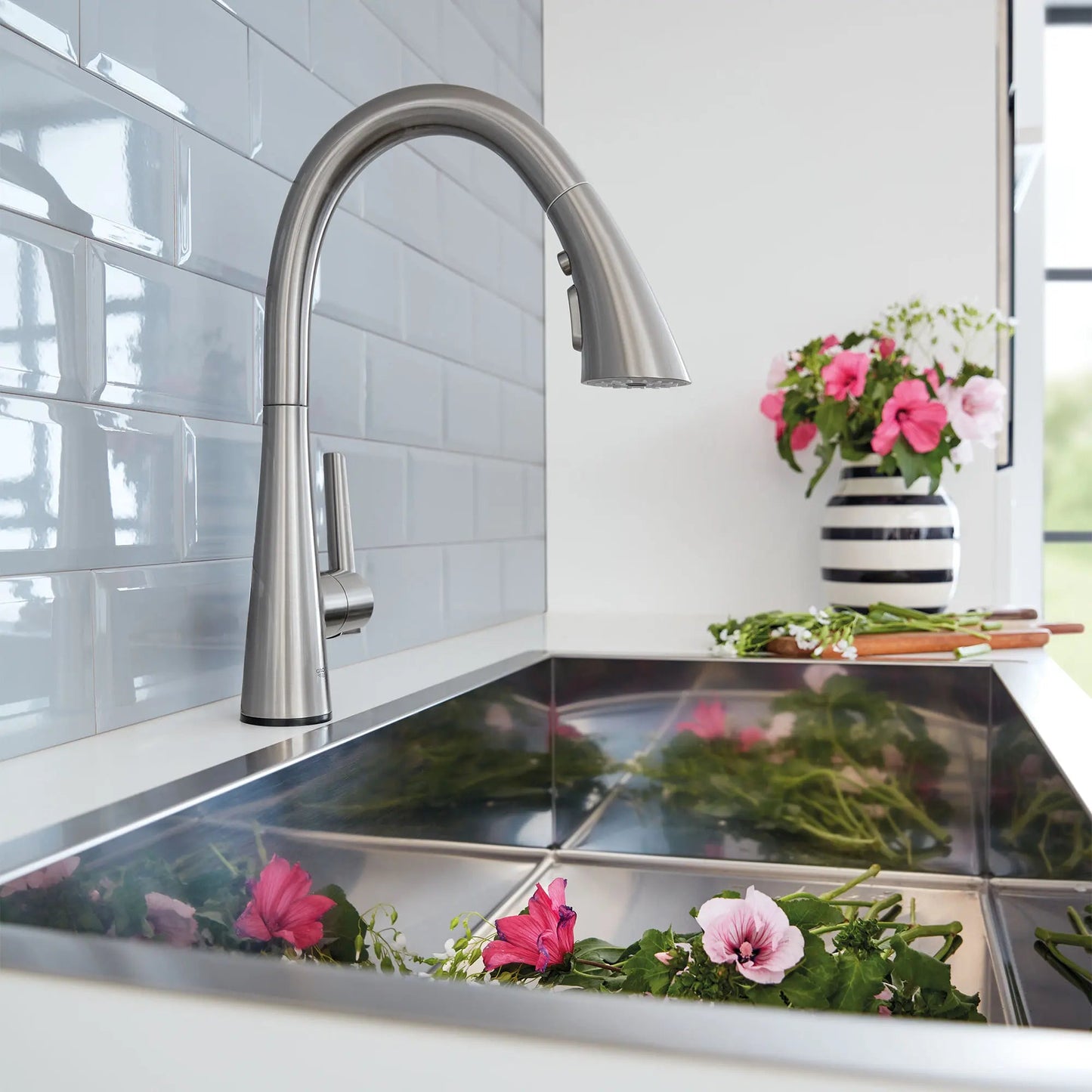 Grohe Single-Handle Pull Down Kitchen Faucet Triple Spray 6.6 L/min (1.75 gpm) with Touch Technology - 30205