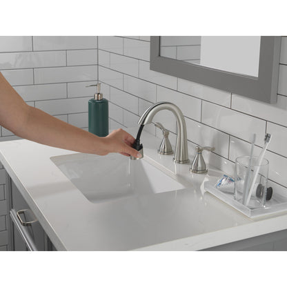 Robinet de salle de bain Delta Stryke à deux poignées et douchette extensible
